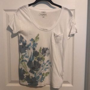 A&F white floral print t shirt